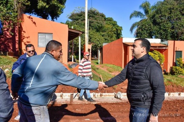 Inició el cordón cuneta en calle Belazquez entre Brasil y Centeno