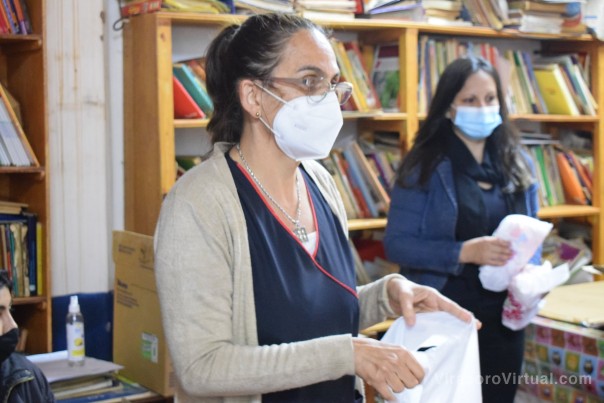 Entrega de kits higiénicos para niñas en escuelas públicas