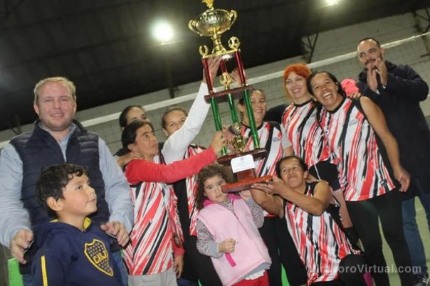 El Intendente, Juan Pablo Valdés junto al Vice Intendente, Emilio Nicolás, realizaron la entrega de premios