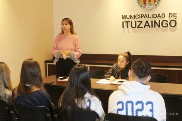 En el salón de conferencias del municipio se realizó una reunión preparatoria para la Estudiantina 2023,