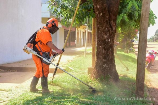 Las cuadrillas municipales trabajan todos los días para embellecer y mantener la ciudad