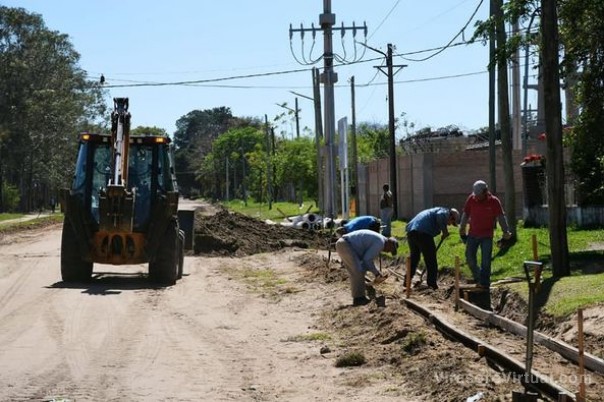 El municipio de Ituzaingó, a través de la Secretaría de Obras y Servicios Públicos, está realizando trabajos de cordón