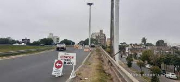 Interrumpen el tránsito por las obras de repavimentación en la bajada del puente