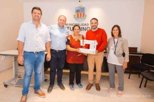 El intendente Juan Pablo Valdés y el viceintendente Emilio Nicolás realizaron la entrega de bienes de capital