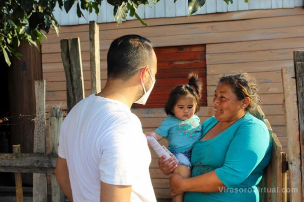 Juan Pablo Valdés con los vecinos