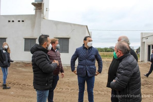 Juan Pablo Valdes acompaño al gobernador Gustavo Valdés a recorrer las 130 viviendas