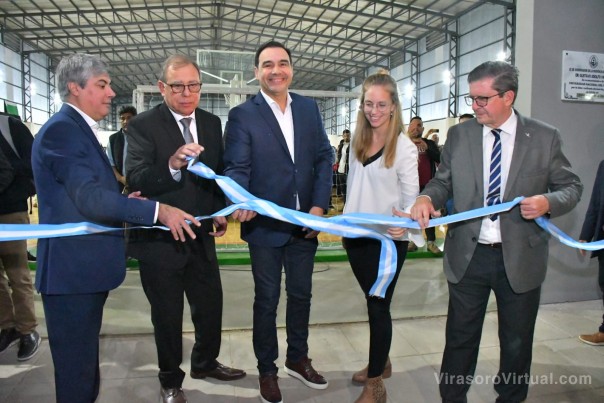 El gobernador Valdés inauguró con el rector Larroza el nuevo complejo deportivo de la UNNE