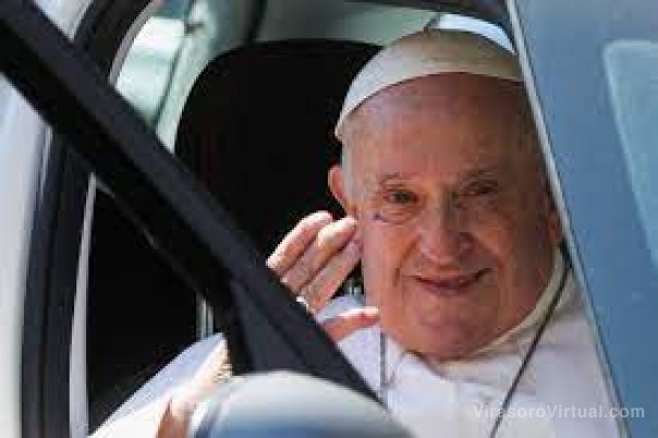 Francisco fue dado de alta del hospital de Roma tras su operación