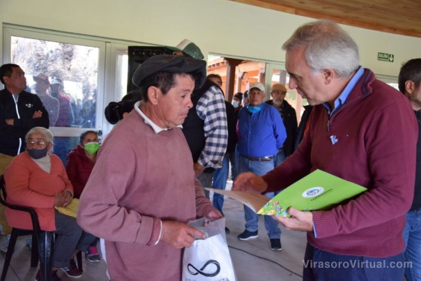 El Gobierno provincial entregó ayuda económica no reintegrable a casi 500 productores