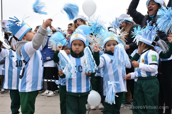 Jardineritos inundaron con los colores celeste y blanco la peatonal Junín