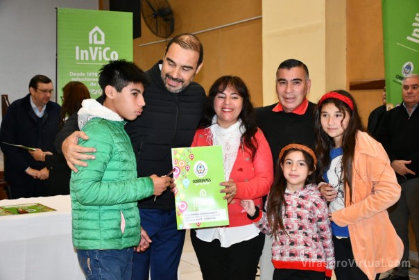 Valdés entregó viviendas, anunció la construcción de otros 20 hogares, más edificios educativos