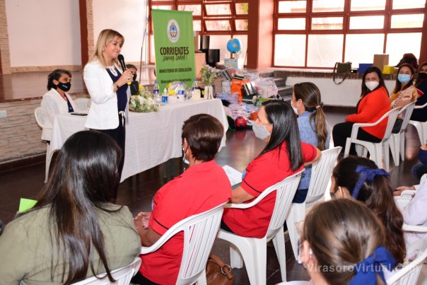 Educación visitó y entregó útiles y materiales sanitizantes a diferentes establecimiento educativos de Mercedes