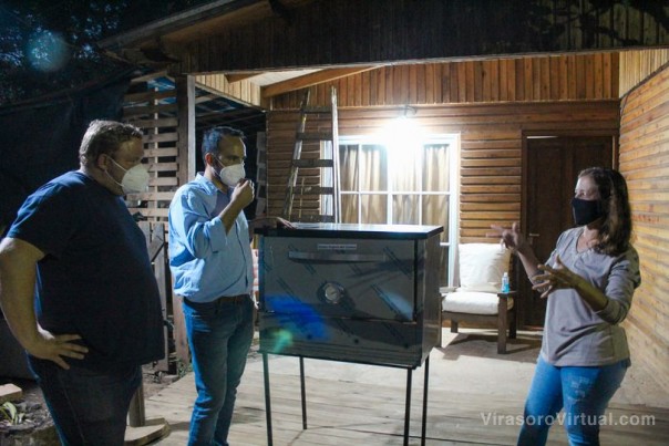 Juan Pablo Valdes visito a Virginia para hacer entrega de un horno pizzero en nombre del gobernador Gustavo Valdés