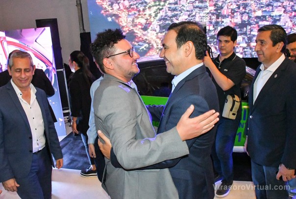 Valdés recibió las llaves del primer auto patrullero eléctrico del país de fabricación correntina