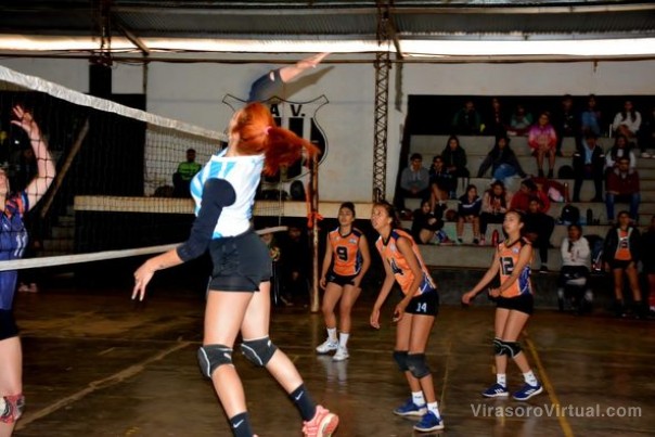Se disputaron pujantes partidos de vóley femeninos y masculinos