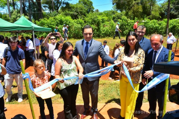 El Gobernador entregó 10 viviendas y anunció construir 10 más en Garaví