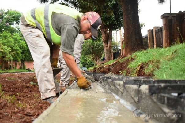 Construcción de cordones cuneta en el barrio Los Ceibos