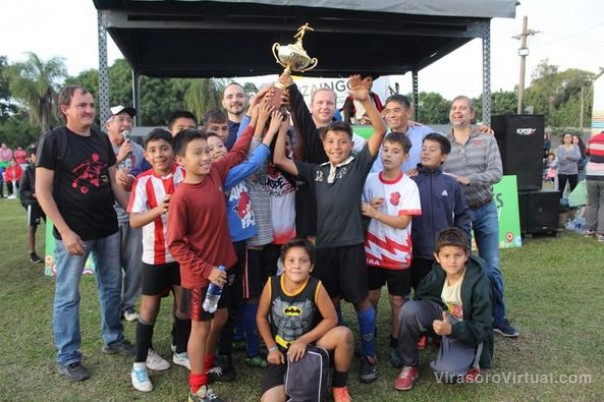 Disfrutamos de una tarde junto a los vecinos del barrio Santa Rita donde se realizó la copa Kuña Pora y Mitaí
