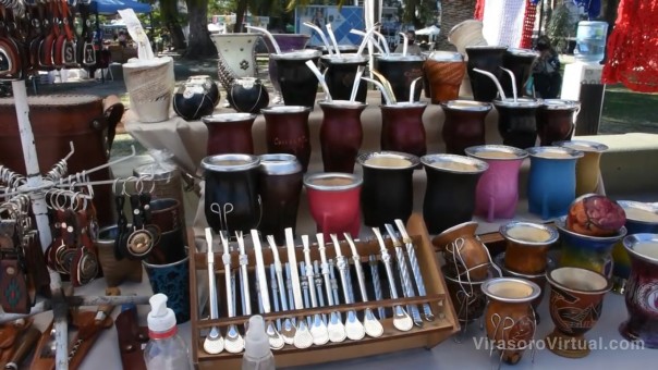 Los artesanos comercializan sus productos en la Plaza Cabral