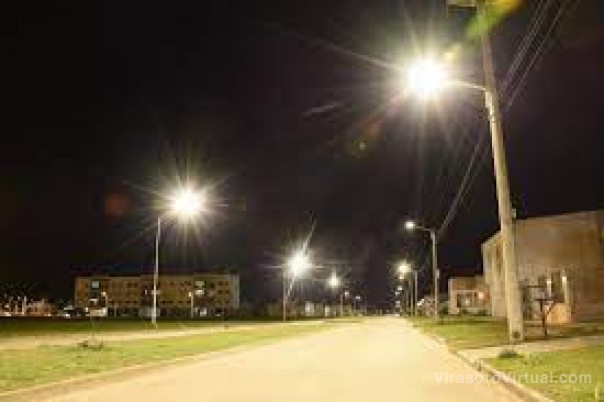 Colocan alumbrado público en una importante avenida de Corrientes
