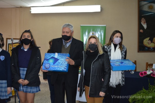 Entrega de Netbooks a estudiantes de cinco establecimientos educativos