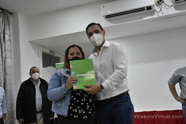 Valdés entregó subsidios a instituciones y herramientas a emprendedores de Ituzaingó