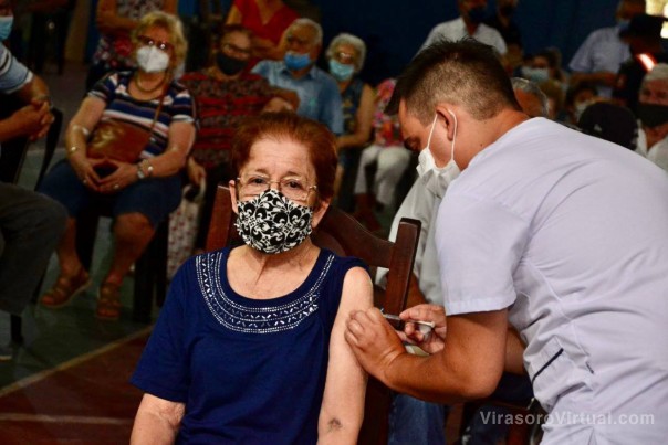Comenzó la vacunación con la dosis de refuerzo para las personas mayores de 70 años de Capital