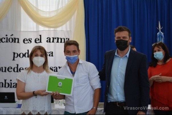 Entrega de netbooks del programa Incluir Futuro a estudiantes de Santa Lucia y Cecilio Echeverría