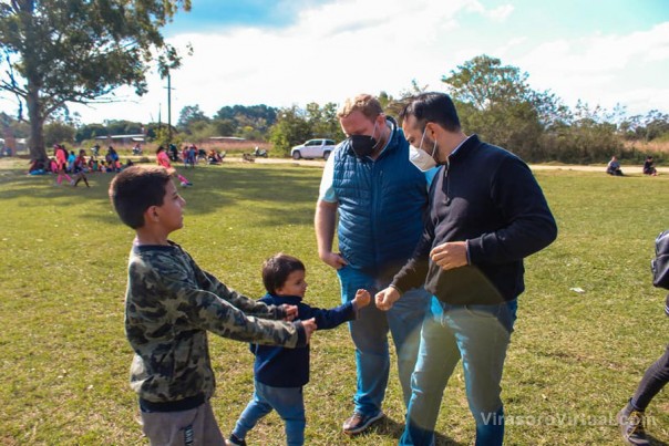 Juan Pablo Valdes y su equipo estuvieron visitando a los vecinos