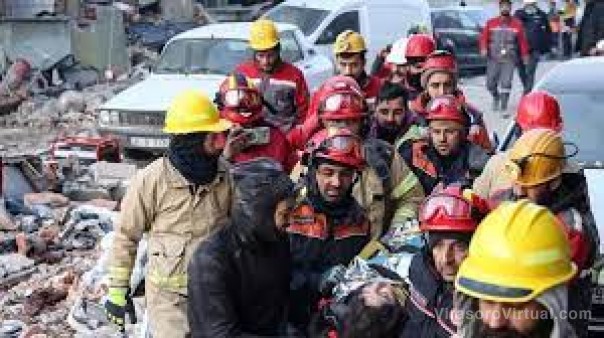 A 11 días del terremoto rescataron con vida a dos personas atrapadas entre los escombros