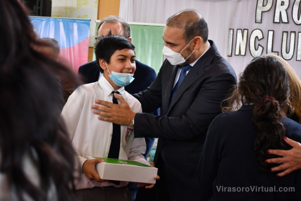 Valdés consideró fundamental que “cada alumno correntino que ingrese a la secundaria, tenga su computadora”