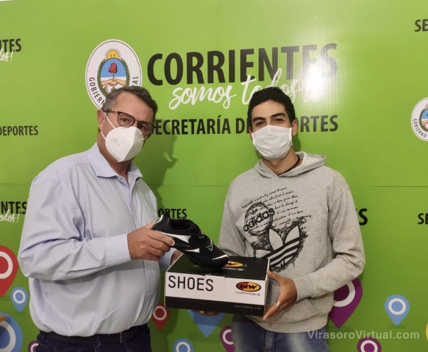 Entrega de zapatillas al ciclista Rodrigo Romero