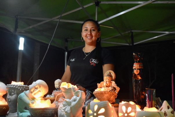 Múltiples ofertas de productos artesanales, gastronomía y show artístico.