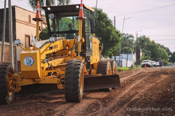 Las máquinas y cuadrillas municipales realizaron el enripiado de calle Uruguay,