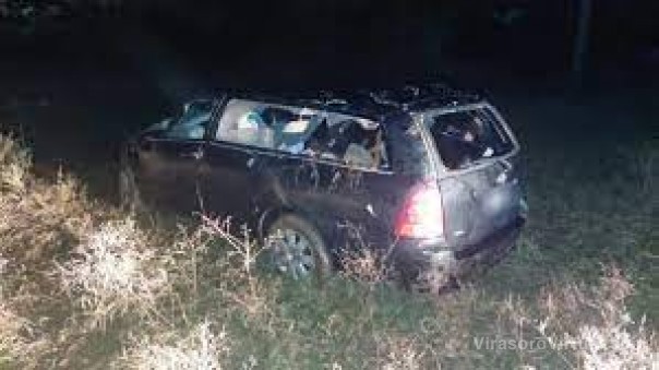 Un coche fúnebre cayó a un arroyo y murieron dos jóvenes
