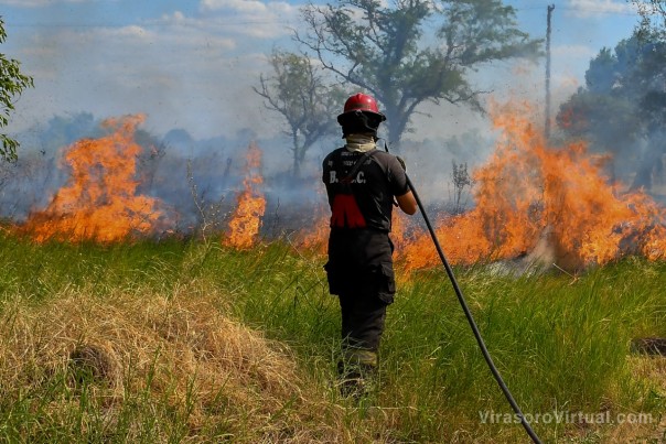 Heroica lucha de los bomberos correntinos contra el fuego, apoyados por colegas del país