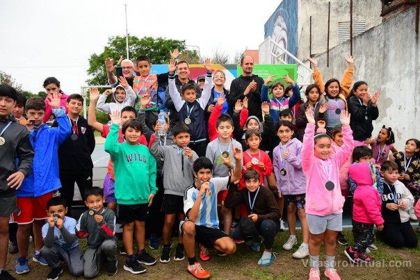 Más de 300 corredores formaron parte de la maratón en el barrio Juan de Vera
