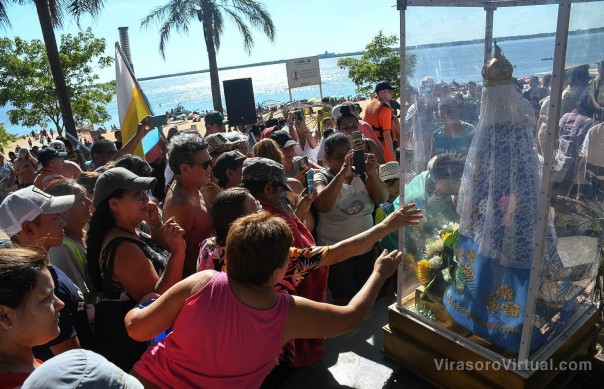Ante la mirada de los fieles, la Virgen de Itatí desembarcó en la Costanera de la Ciudad