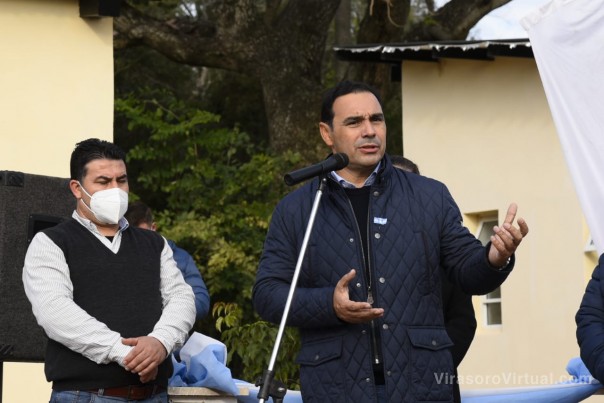 En Ramada Paso, Valdés entregó herramientas a emprendedores y viviendas sociales con el compromiso de más casas