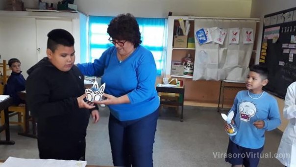 Se realizó la entrega de unos conejitos de pascuas con bombones y golosinas a los alumnos de la Escuela Especial N°12