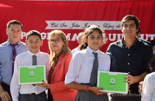 La ministra Práxedes López encabezó una nueva entrega de netbooks en el interior