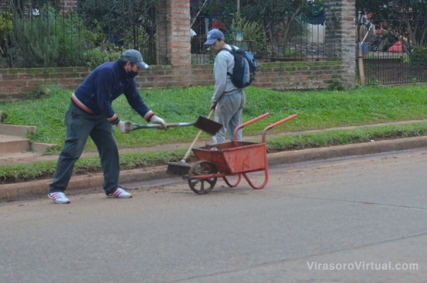 Vialidad urbana hizo trabajos de limpieza en calle Brasil.