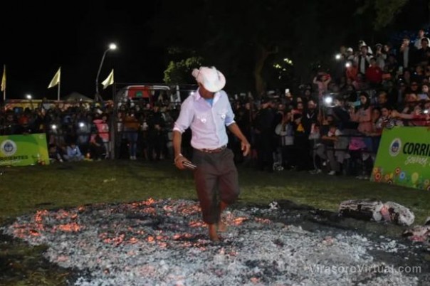 Postales de lo que fue la tradicional quema de muñecos y Tatá Yehasá, cruce de brasas, junto a los vecinos