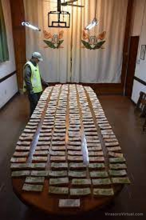 Viajaba con más de $23 millones e intentó sobornar a los gendarmes