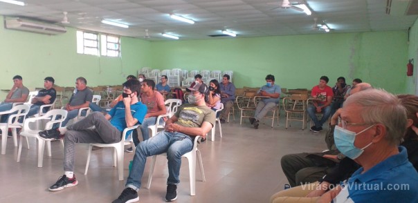 Productores apícolas reunidos con investigadores nacionales en el Centro Regional UNNE de Castelli