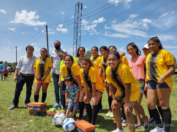 Apoyamos el futbol femenino y masculino.