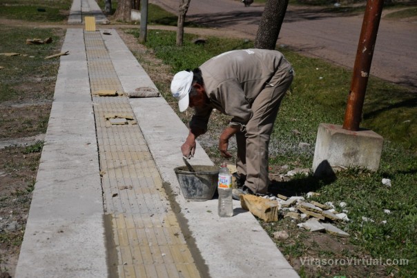 La Municipalidad fabrica sus propias baldosas podotáctiles