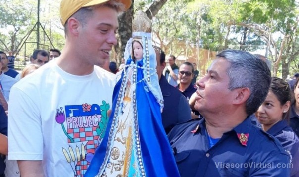 Bomberos de Itatí le entregaron una imagen de la Virgen a Santi Maratea
