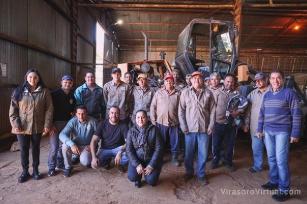 ¡Los trabajadores municipales del galpón de obras públicas también recibieron nuevos uniformes!