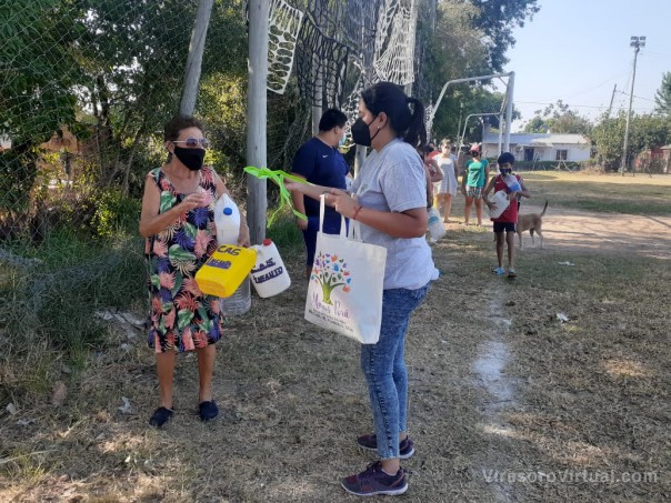 Desarrollo Social entregó lavandina y barbijos en el barrio San Antonio Oeste
